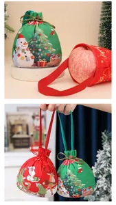 Dettaglio di sacchetti regalo di Natale con coulisse, stampe festive e pratici manici
