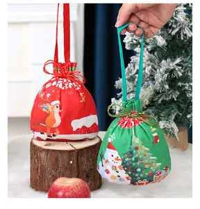 Sacchetti regalo di Natale con coulisse e festosi motivi di renne e pupazzi di neve