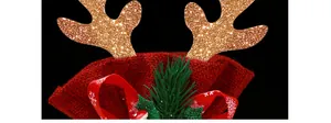 Macrodetail van rode jute kerstcadeautas met gouden glinsterende rendiergeweien