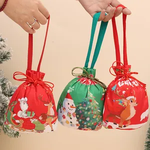 Tre sacchetti natalizi colorati con coulisse e motivi di Babbo Natale, pupazzo e renna