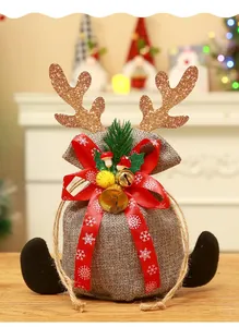 Detailweergave van een kerstcadeauzakje van jute met belletjes en sneeuwvlokkenlint