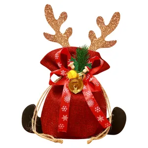 Kerstcadeauzakje van jute in rendierstijl met glinsterend gewei en belletjes.