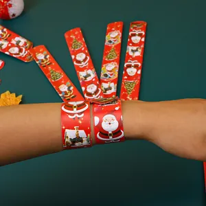 Nahaufnahme von festlichen Weihnachts-Schnapparmbändern mit Weihnachtsmann-Motiven