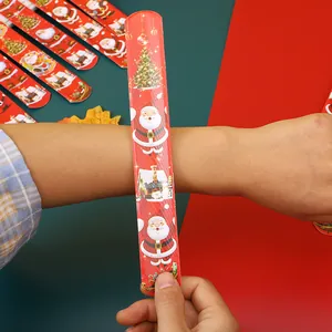 Detailansicht farbenfroher Weihnachts-Schnapparmbänder mit Weihnachtsmann-Motiven