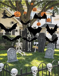 Escena exterior de Halloween con varias decoraciones de murciélagos negros para fiestas.