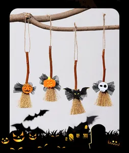 Set de cuatro mini escobas de bruja de Halloween de 15cm con motivos de calabaza y murciélago