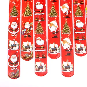 Detailansicht festlicher Weihnachts-Schnapparmbänder mit Weihnachtsmann-Motiven