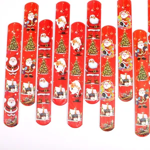 Detailansicht bunter Weihnachts-Schnapparmbänder mit Santa Claus und Baum-Motiven