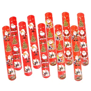 Gruppe von festlichen roten Weihnachts-Schnapparmbändern mit Weihnachtsmann-Motiven.