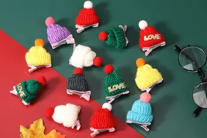 Sortierte Mini-Strickmützen-Haarspangen mit Bommeln und LOVE-Glitzertext-Detail
