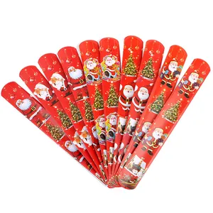 Nahaufnahme von bunten Weihnachts-Schnapparmbändern mit Weihnachtsmann- und Baummustern