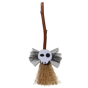 Mini escoba de bruja de Halloween con calavera blanca y lazo de malla negra de 15 cm