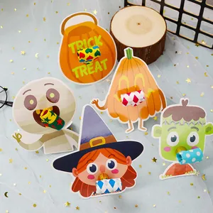 Set Halloween feesttoeters met schattige tekenfilmfiguren zoals pompoen heks en spook