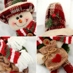 Primer plano detallado de un colgante de muñeco de nieve de Navidad con bolsa de corazón.