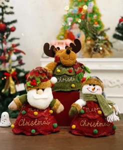 Detailweergave van feestelijke kerstcadeauzakjes met geborduurd Merry Christmas
