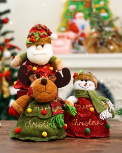 Gedetailleerd overzicht van feestelijke boomvormige pluche kerstsnoepzakjes met figuren