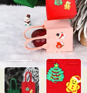 Detailopname van kerst vilten geschenkzakje met schattige decoratieve feestdagen patches