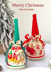 Deux sacs cadeaux de Noël festifs en toile avec imprimés de Père Noël et rennes sur fourrure