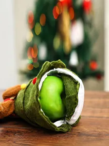 Close-up van kerstboom vilten snoepzak met rits met een groene appel erin