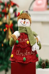 Kerstvilten geschenkzakje met sneeuwpop en feestelijke decoratie