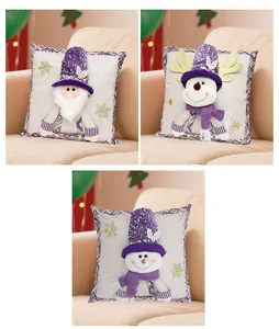 Detail van feestelijke kerstkussenslopen met lovertjeshoeden en pluchen personages.