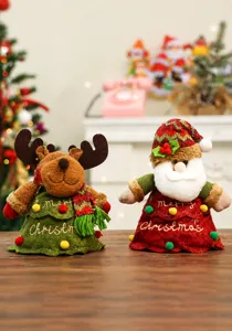 Feestelijke pluchen kerstcadeautassen in boomvorm met kerstman- en rendierversieringen