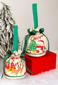 Gros plan de sacs cadeaux de Noël en toile avec imprimés festifs divers