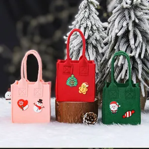 Set van drie kleurrijke vilten kerstcadeauzakjes met feestelijke 3D-karakterdecoraties
