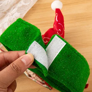 Alzapaños navideño de hombre de jengibre con detalle del sistema de cierre velcro
