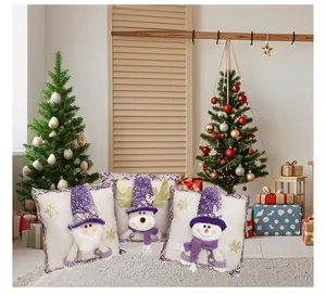 Feestelijke kerstkussenhoezen met personages met paillettenhoed voor decor.