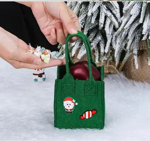 Groene vilten kerstcadeauzak met kerstman borduurwerk voor snoep of appels