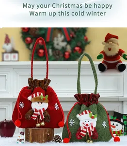 Gedetailleerd overzicht van feestelijke kerstcadeauzakjes met kerstman- en sneeuwpopmotieven