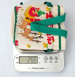 Vue détaillée montrant le poids d'un sac cadeau de Noël en toile à 25,5 grammes