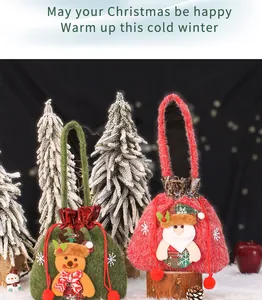 Vue détaillée de sacs cadeaux de Noël festifs avec motifs Père Noël et Renne en relief