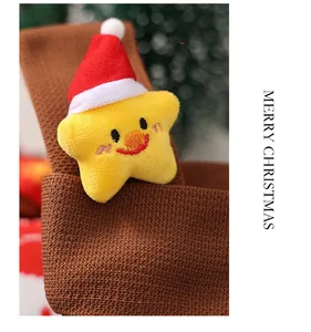 Detailansicht einer gestrickten Weihnachtsgeschenktüte mit einem plüschigen Weihnachtsstern