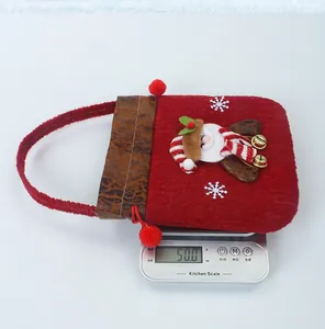 Macrodetail van de kerstcadeautas met trekkoord met een gewicht van 50g op weegschaal