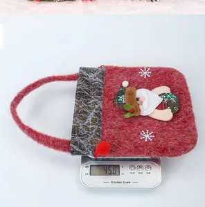 Détail d'un sac cadeau de Noël rouge pelucheux avec Père Noël, poids de 45,8 grammes