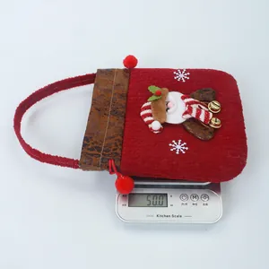 Rode kerstcadeautas met kerstman op een weegschaal met een gewicht van precies 50 gram