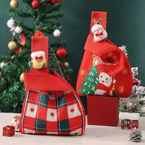 Bolsa de regalo de Navidad de punto hecha a mano con motivos de Papá Noel y cuadros rojos