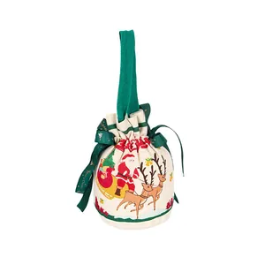 Sacchetto regalo di Natale in tela con stampa di Babbo Natale e nastro verde fiocco.