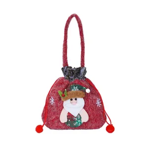 Roter flauschiger Weihnachts-Geschenkbeutel mit Kordelzug und niedlichem Weihnachtsmann