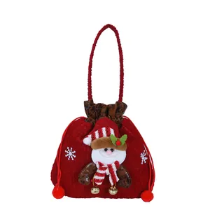 Feestelijke rode pluche kerstcadeautas met kerstmanfiguur en handig trekkoordsluiting