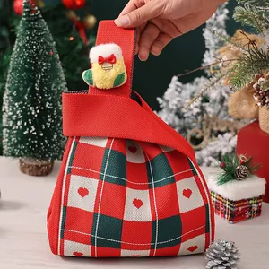 Festliche rot karierte gestrickte Weihnachts-Geschenktüte mit Herzmustern und Schmuck