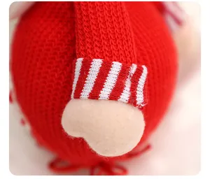 Nahaufnahme der roten gestrickten Weihnachtsgeschenktüte mit gestreiftem Detail und Filz