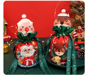 Feestelijke kerstcadeauzakjes van fluweel met kerstman- en rendierprints en linten