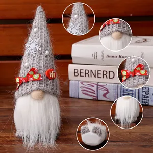 Handgefertigter Weihnachtswichtel mit grauer Strickmütze und weißem Bart für die Deko