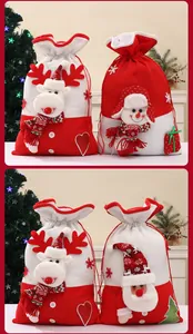 Detailansicht großer gestrickter Weihnachtsbeutel mit 3D-Schneemann und Weihnachtsmann