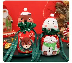 Paar feestelijke kerstcadeauzakjes van pluche met rendier- en sneeuwpopontwerpen