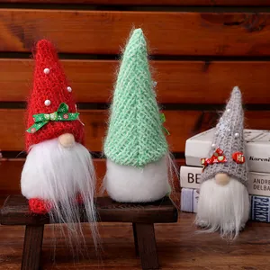 Festliches Trio handgefertigter Weihnachtswichtel mit Strickmützen für die Deko.