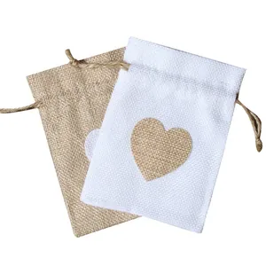 Due sacchetti di lino con coulisse e decorazione a cuore nei colori bianco e naturale